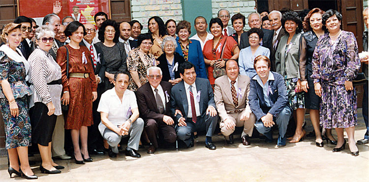 Miembros de la I Promocin con sus profesores en el local de la Av. Uruguay el 23 de Noviembre de 1991 al conmemorarse los 25 aos de haber ingresado a la universidad (16 aos de recibidos), donde se devel una placa recordatoria conmemorando dicha fecha.  Foto en frontis de las aulas del primer piso donde se encontraban las Salas de Microscopa.